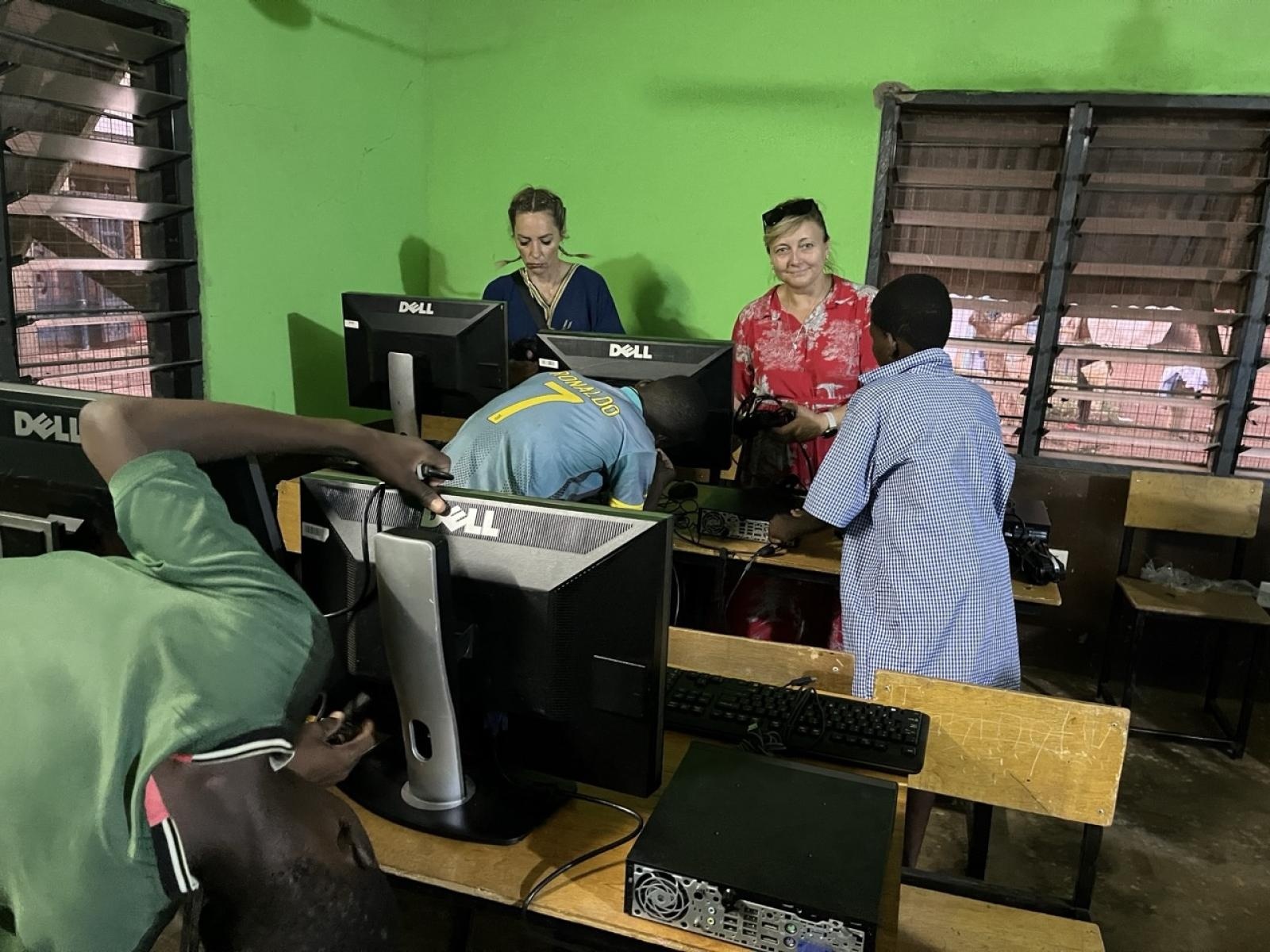 Zdjęcie w galerii na portalu naszraciborz.pl: Afrykański świt edukacji – pomoc, która ma twarz dziecka wiadomości z regionu