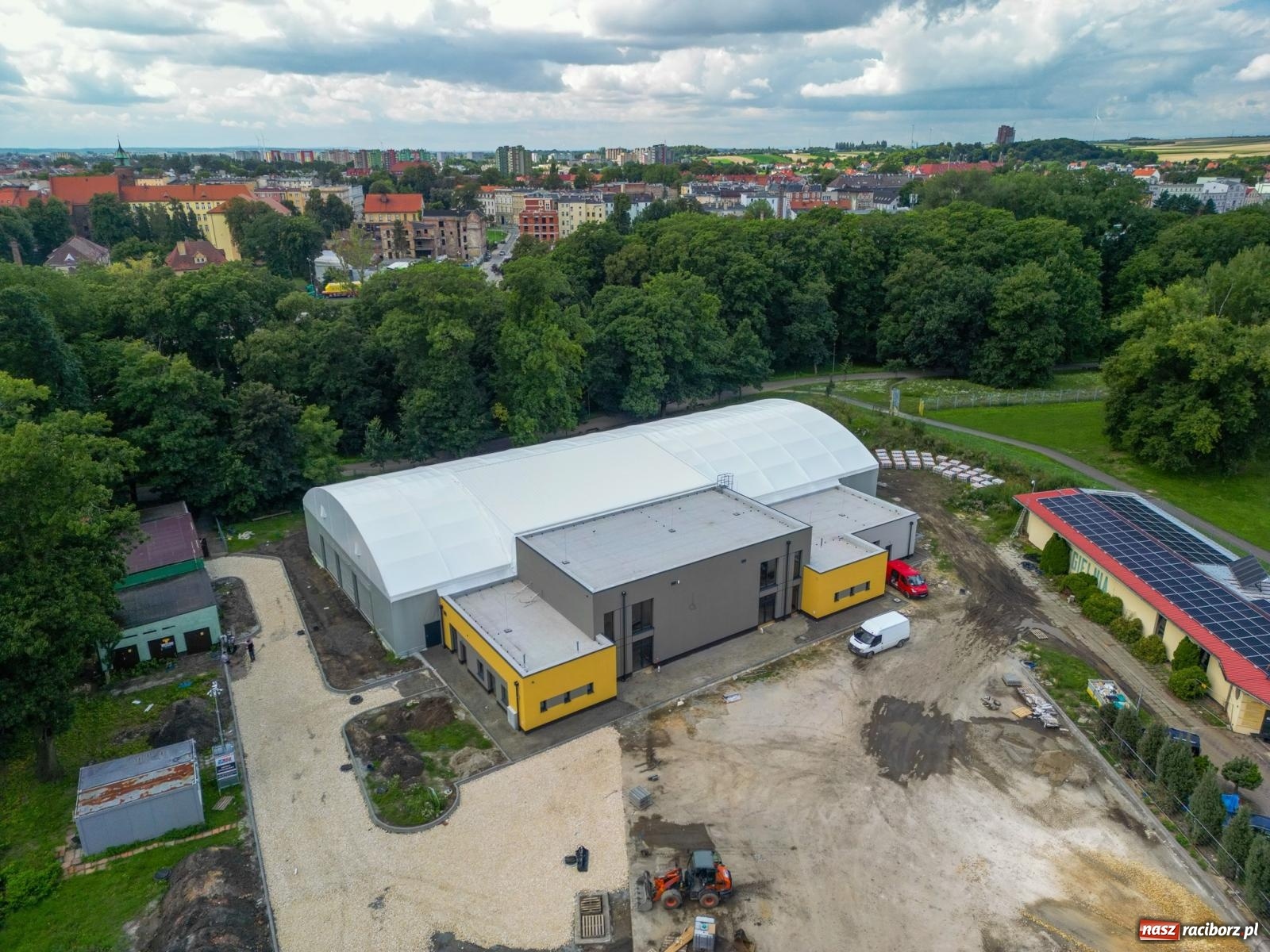 Zdjęcie w galerii na portalu naszraciborz.pl: Otwarcie lodowiska Piastor w Raciborzu – weekend pełen atrakcji na tafli [CENNIK] wiadomości z regionu