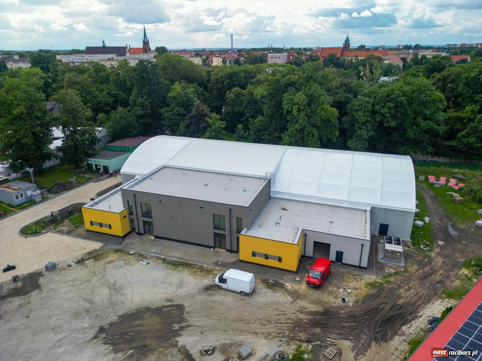 Zdjęcie w galerii na portalu naszraciborz.pl: Otwarcie lodowiska Piastor w Raciborzu – weekend pełen atrakcji na tafli [CENNIK] wiadomości z regionu