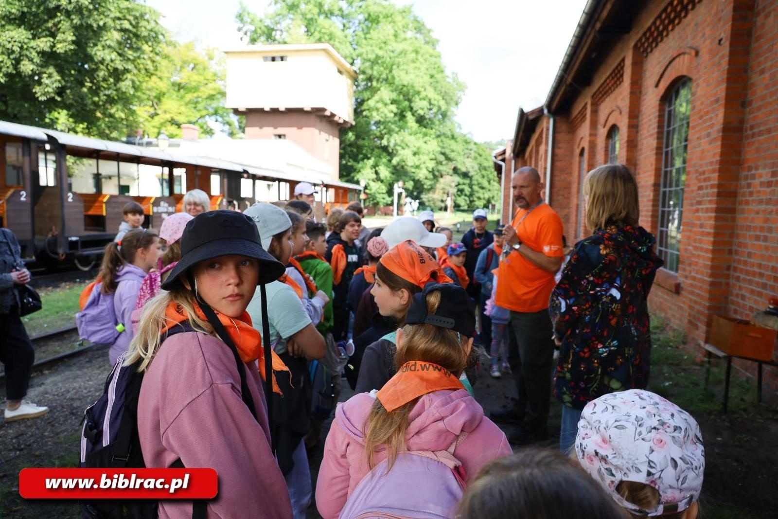 Zdjęcie w galerii na portalu naszraciborz.pl: Lokomotywownia, drezyny i ognisko – biblioteczna wyprawa do Rud wiadomości z regionu
