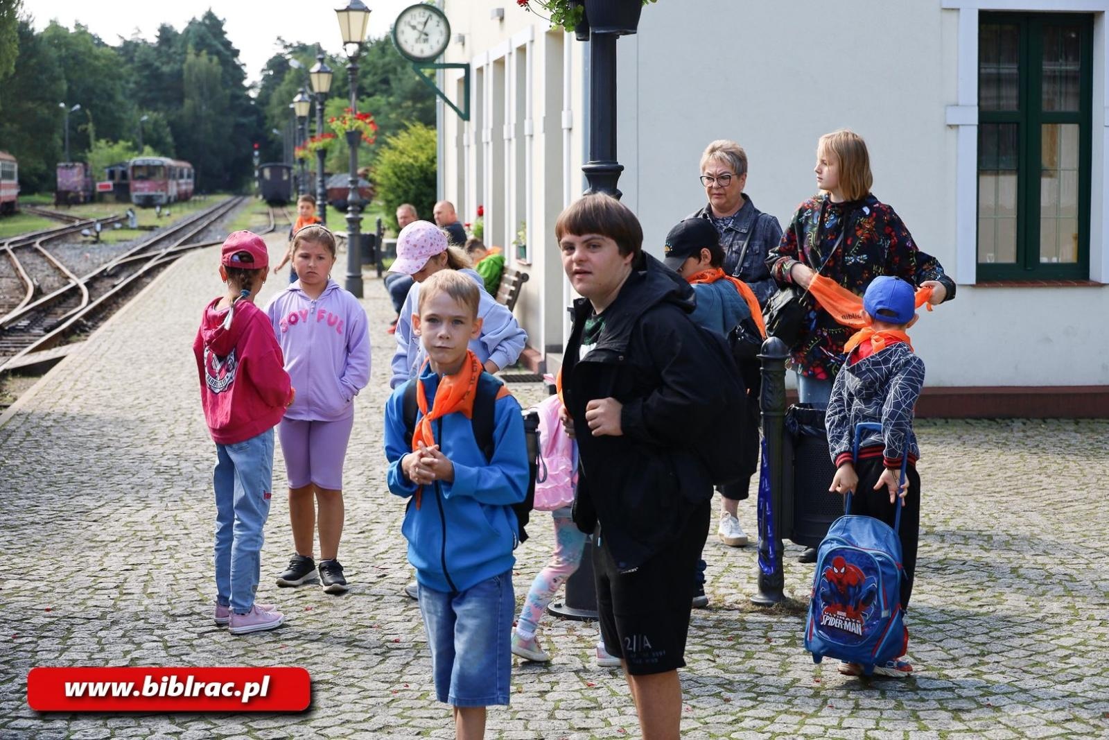 Zdjęcie w galerii na portalu naszraciborz.pl: Lokomotywownia, drezyny i ognisko – biblioteczna wyprawa do Rud wiadomości z regionu