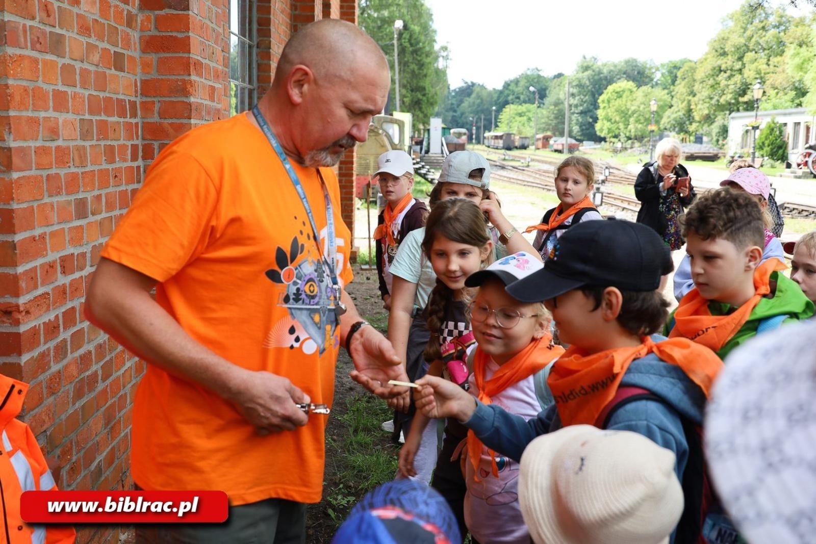 Zdjęcie w galerii na portalu naszraciborz.pl: Lokomotywownia, drezyny i ognisko – biblioteczna wyprawa do Rud wiadomości z regionu