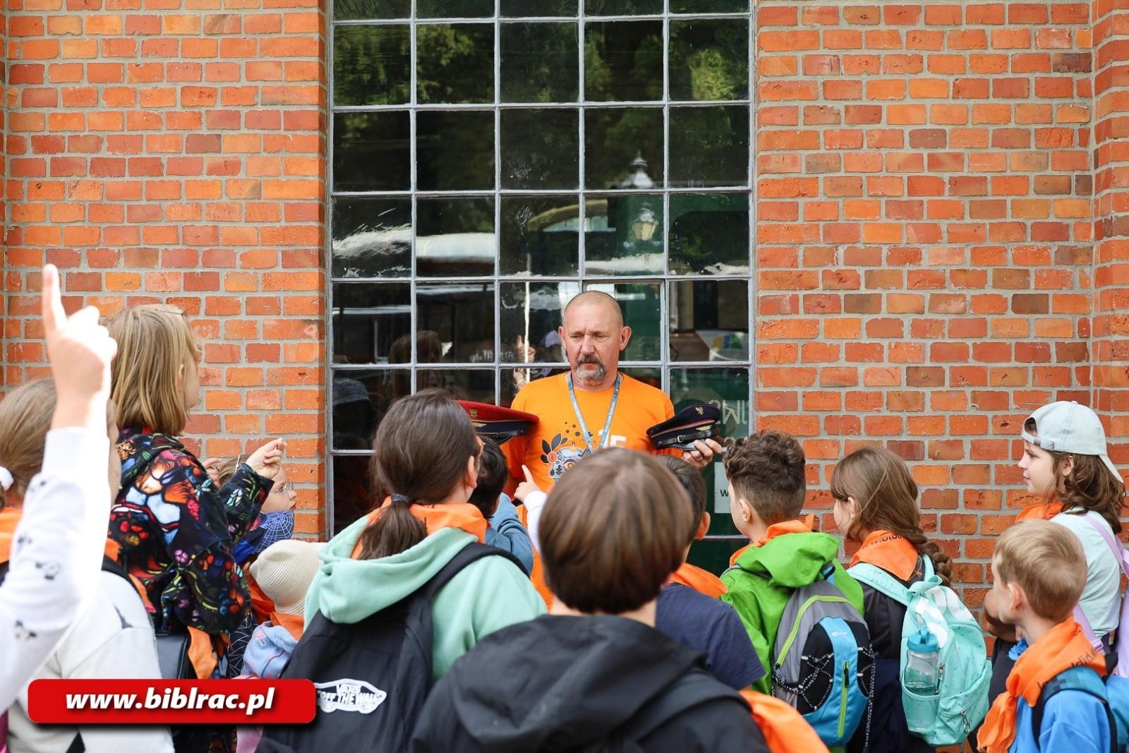 Zdjęcie w galerii na portalu naszraciborz.pl: Lokomotywownia, drezyny i ognisko – biblioteczna wyprawa do Rud wiadomości z regionu