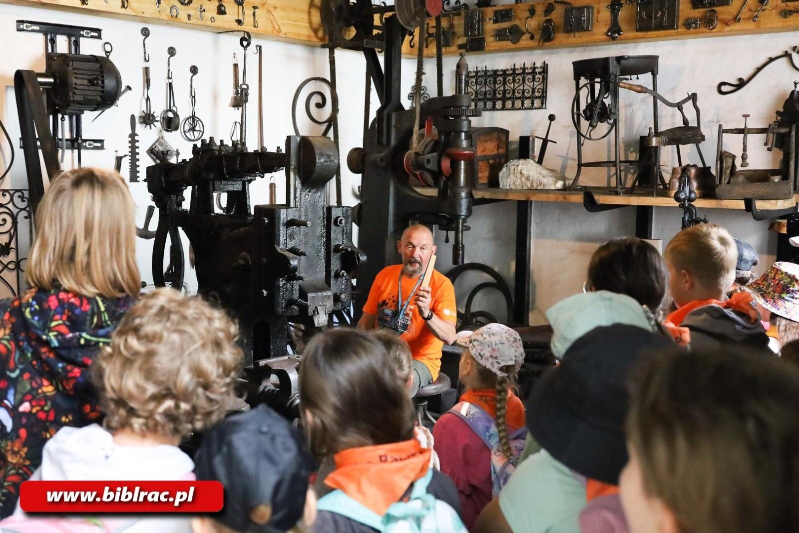 Zdjęcie w galerii na portalu naszraciborz.pl: Lokomotywownia, drezyny i ognisko – biblioteczna wyprawa do Rud wiadomości z regionu