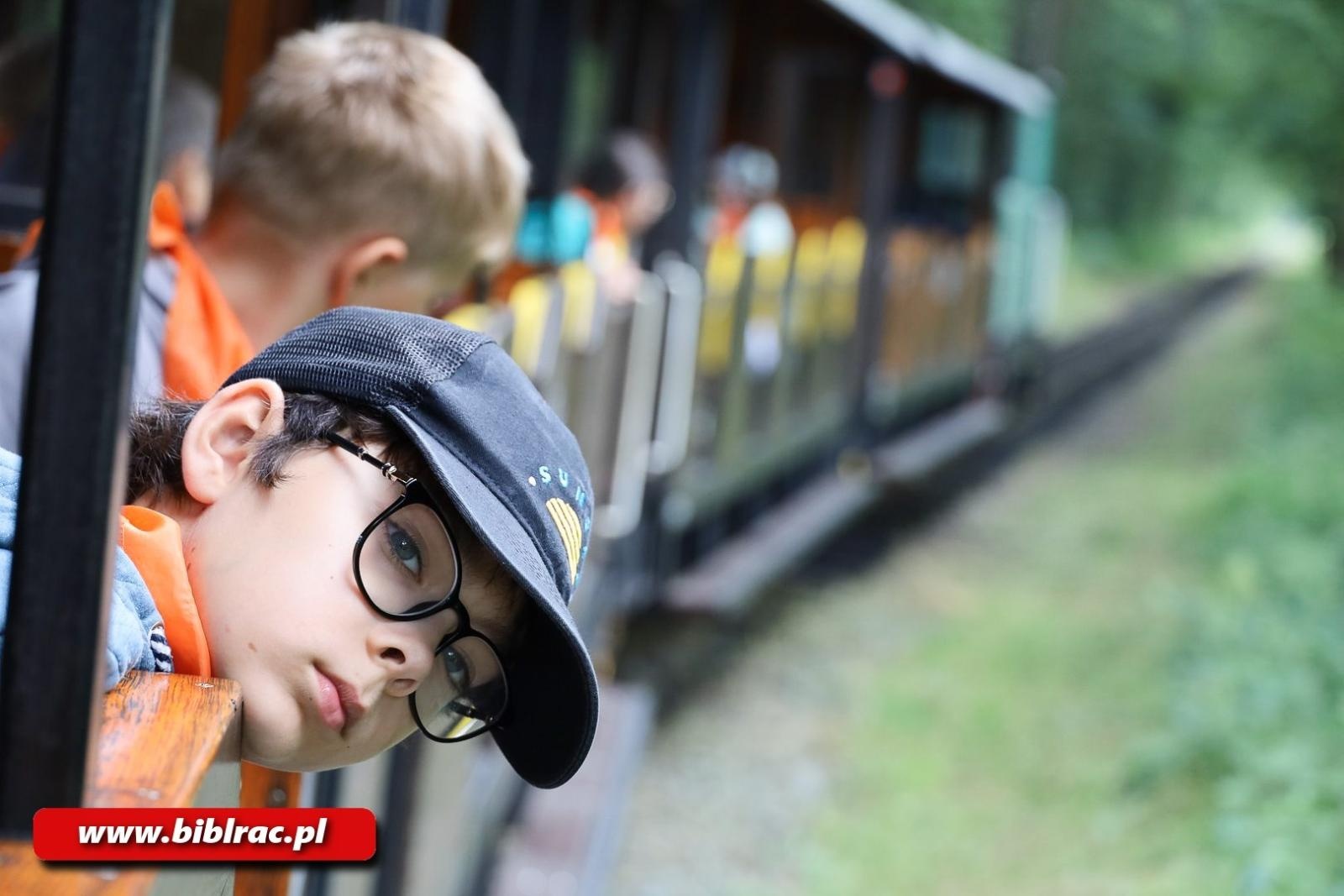 Zdjęcie w galerii na portalu naszraciborz.pl: Lokomotywownia, drezyny i ognisko – biblioteczna wyprawa do Rud wiadomości z regionu