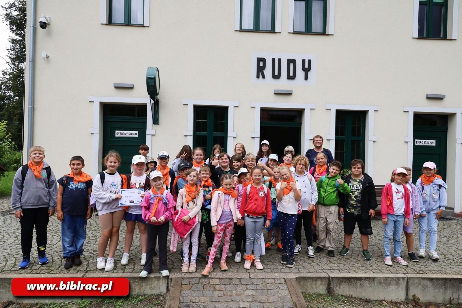 Zdjęcie w galerii na portalu naszraciborz.pl: Lokomotywownia, drezyny i ognisko – biblioteczna wyprawa do Rud wiadomości z regionu