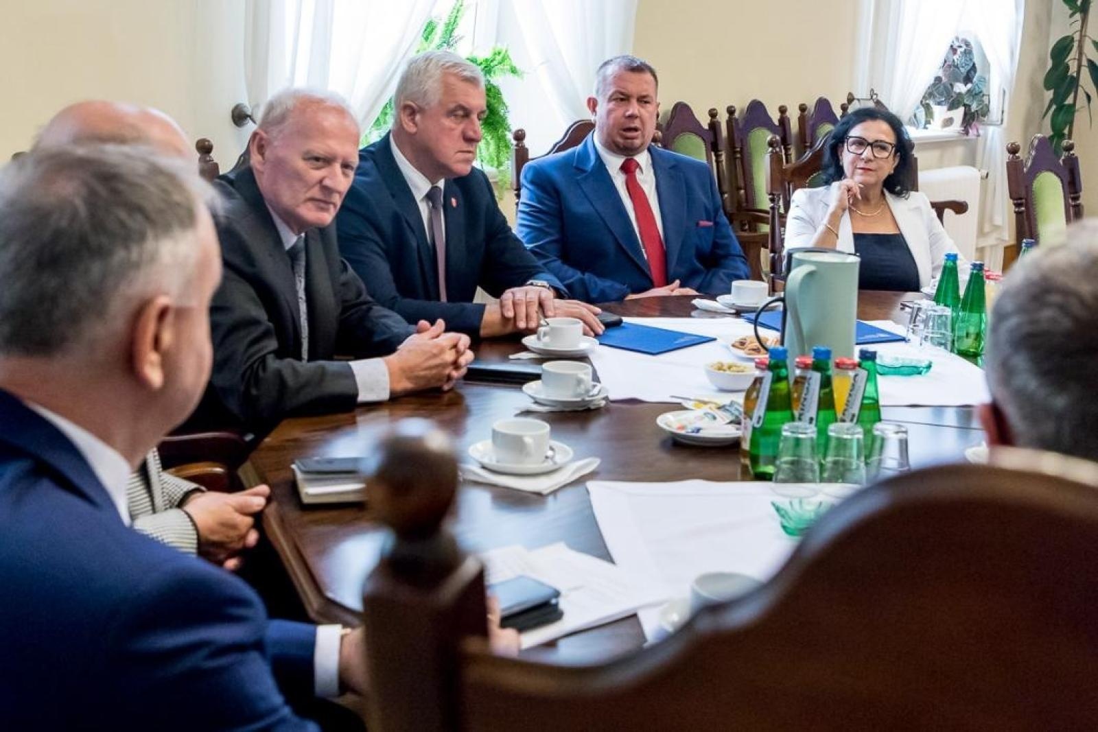 Zdjęcie w galerii na portalu naszraciborz.pl: Blisko 21 milionów złotych dla powiatu raciborskiego. Historyczne wsparcie na scalenie gruntów wiadomości z regionu