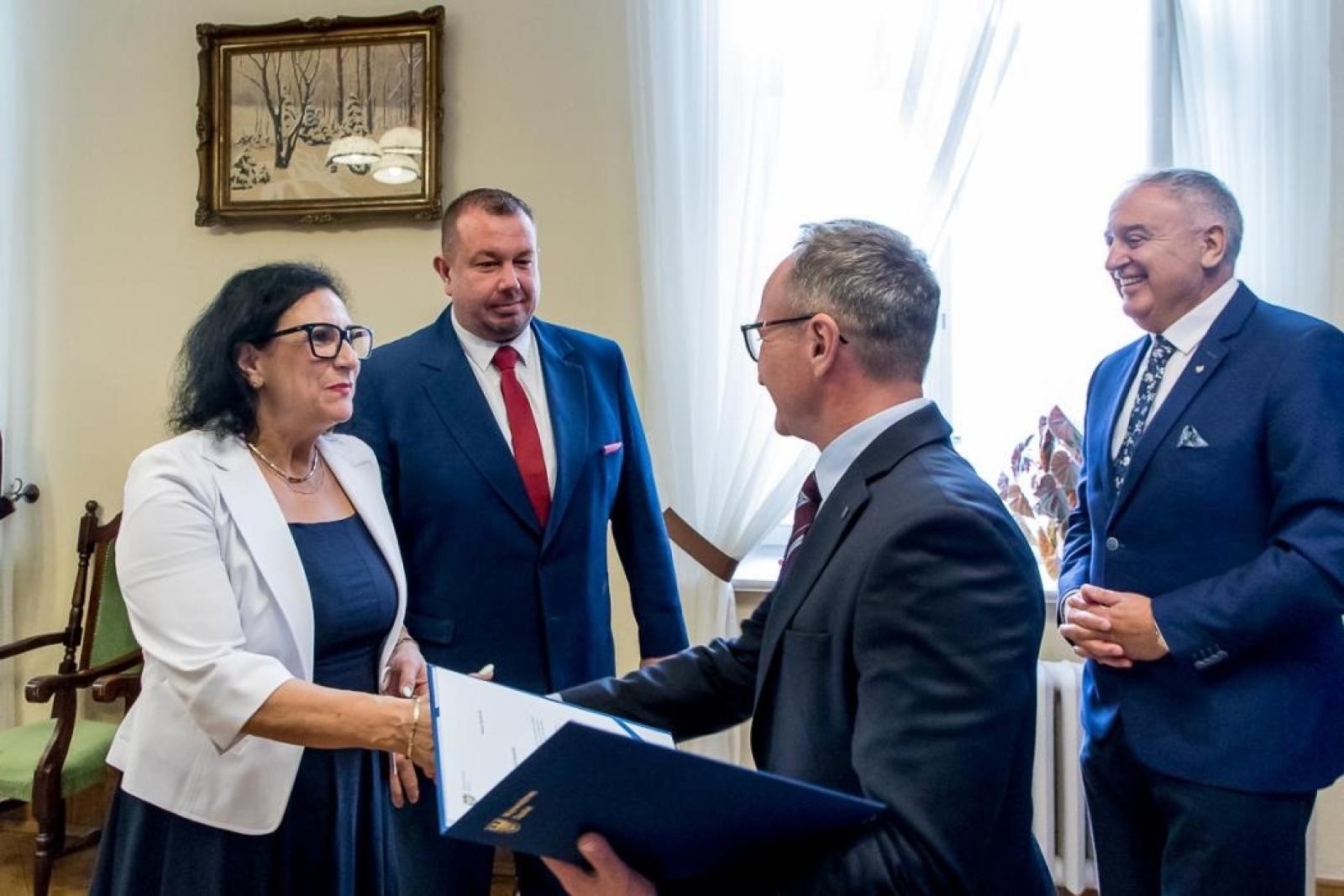 Zdjęcie w galerii na portalu naszraciborz.pl: Blisko 21 milionów złotych dla powiatu raciborskiego. Historyczne wsparcie na scalenie gruntów wiadomości z regionu