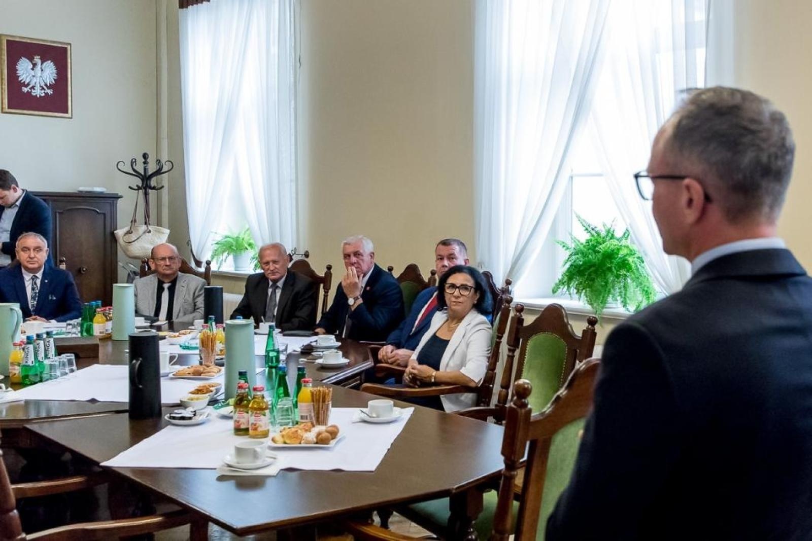 Zdjęcie w galerii na portalu naszraciborz.pl: Blisko 21 milionów złotych dla powiatu raciborskiego. Historyczne wsparcie na scalenie gruntów wiadomości z regionu