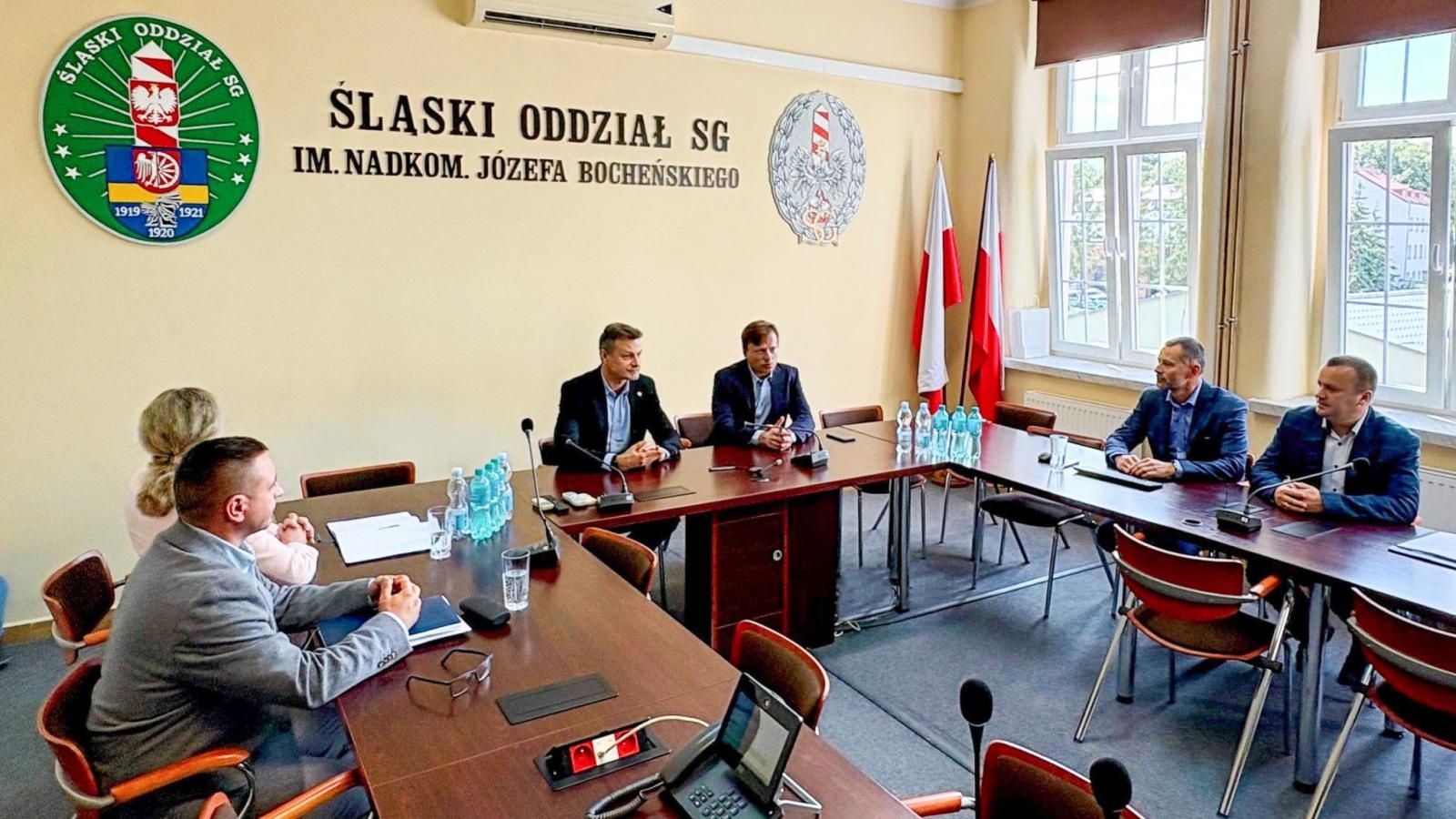 Zdjęcie w galerii na portalu naszraciborz.pl: O migracjach, przepisach i przyszłości oddziału. Szef Urzędu do spraw Cudzoziemców z wizytą w Śląskim Oddziale Straży Granicznej wiadomości z regionu