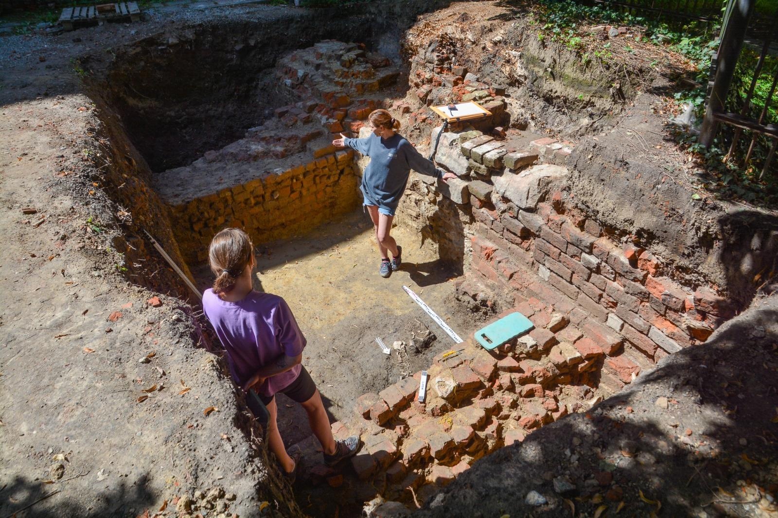 Zdjęcie w galerii na portalu naszraciborz.pl: Szczątki noworodków odkryto przy ul. Gimnazjalnej [FOTO i WIDEO] wiadomości z regionu