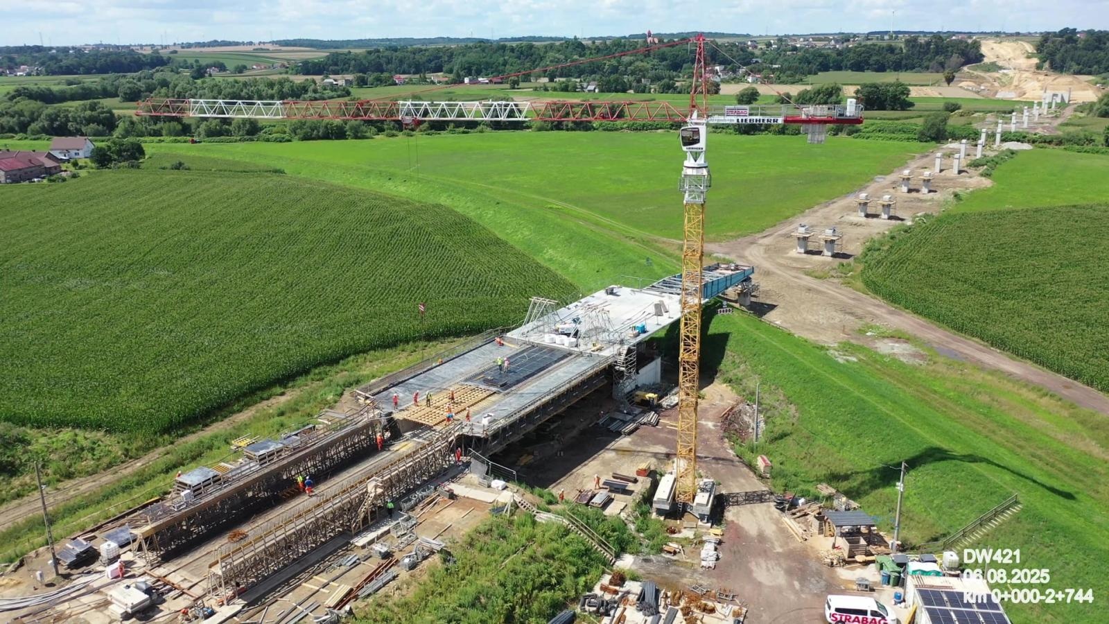 Zdjęcie w galerii na portalu naszraciborz.pl: Most nad Odrą w ciągu drogi wojewódzkiej 421 – postęp prac sięgnął 60%. W galerii najnowsze zdjęcia z placu budowy wiadomości z regionu