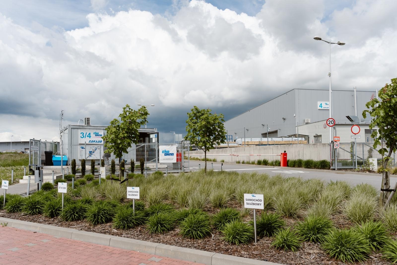 Zdjęcie w galerii na portalu naszraciborz.pl: Komunikat Eko-Okien w sprawie zdarzenia w hali nr 4. Ewakuowano z niej pracowników, siedmiu trafiło do szpitala wiadomości z regionu