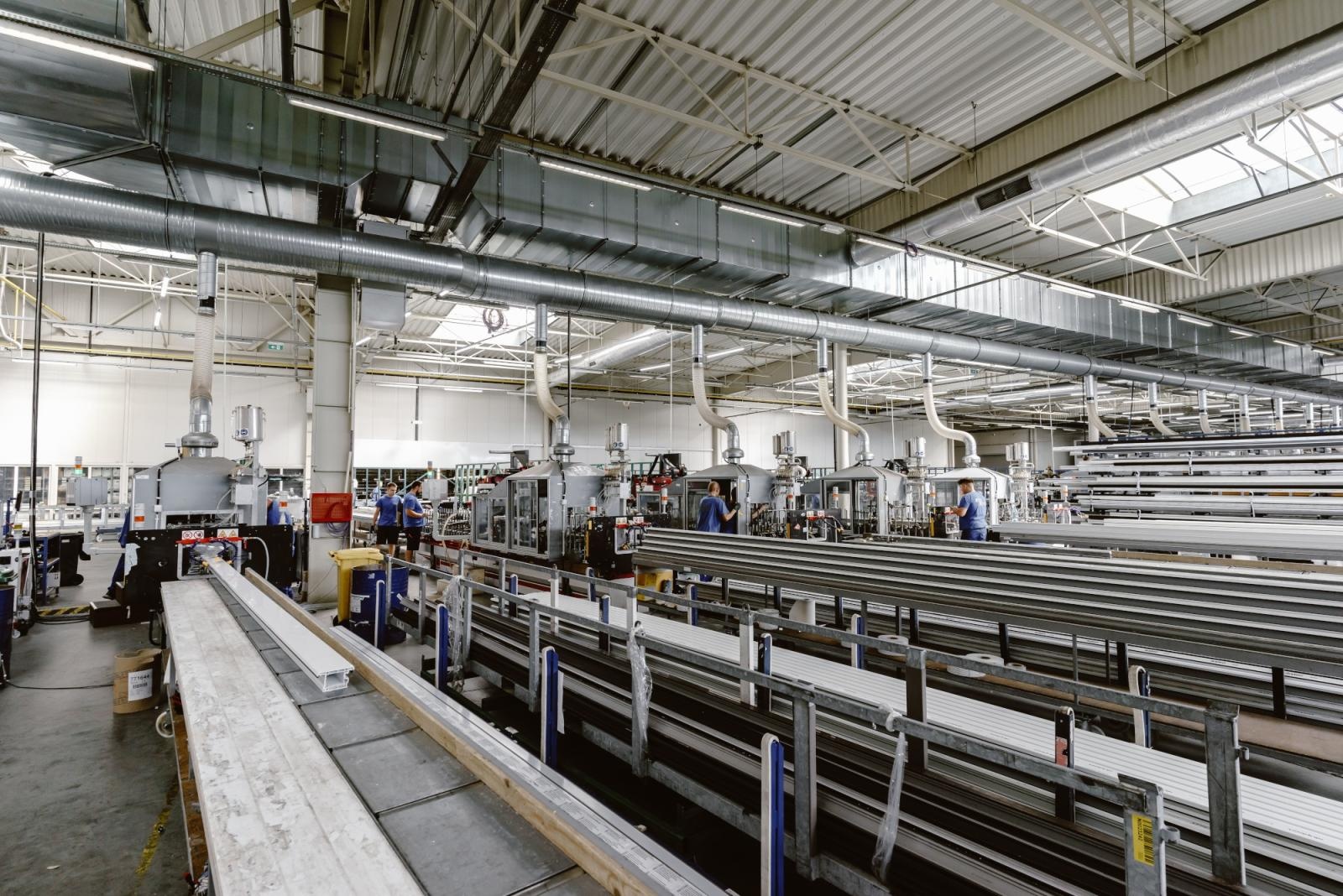 Zdjęcie w galerii na portalu naszraciborz.pl: Komunikat Eko-Okien w sprawie zdarzenia w hali nr 4. Ewakuowano z niej pracowników, siedmiu trafiło do szpitala wiadomości z regionu