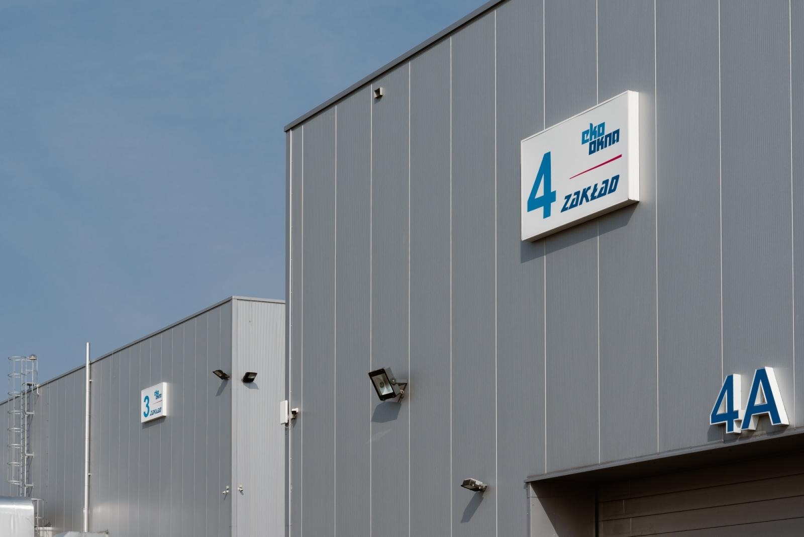 Zdjęcie w galerii na portalu naszraciborz.pl: Komunikat Eko-Okien w sprawie zdarzenia w hali nr 4. Ewakuowano z niej pracowników, siedmiu trafiło do szpitala wiadomości z regionu