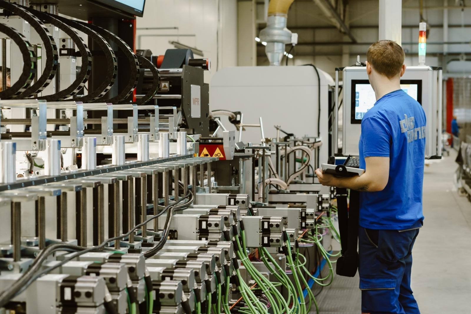Zdjęcie w galerii na portalu naszraciborz.pl: Komunikat Eko-Okien w sprawie zdarzenia w hali nr 4. Ewakuowano z niej pracowników, siedmiu trafiło do szpitala wiadomości z regionu