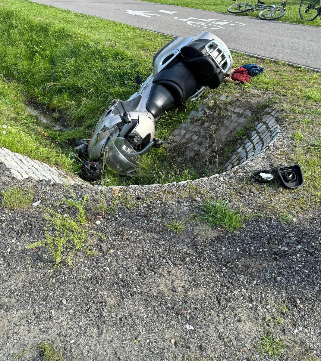 Zdjęcie w galerii na portalu naszraciborz.pl: Wypadek w Kornowacu. Pasażerka motocykla trafiła do szpitala śmigłowcem wiadomości z regionu