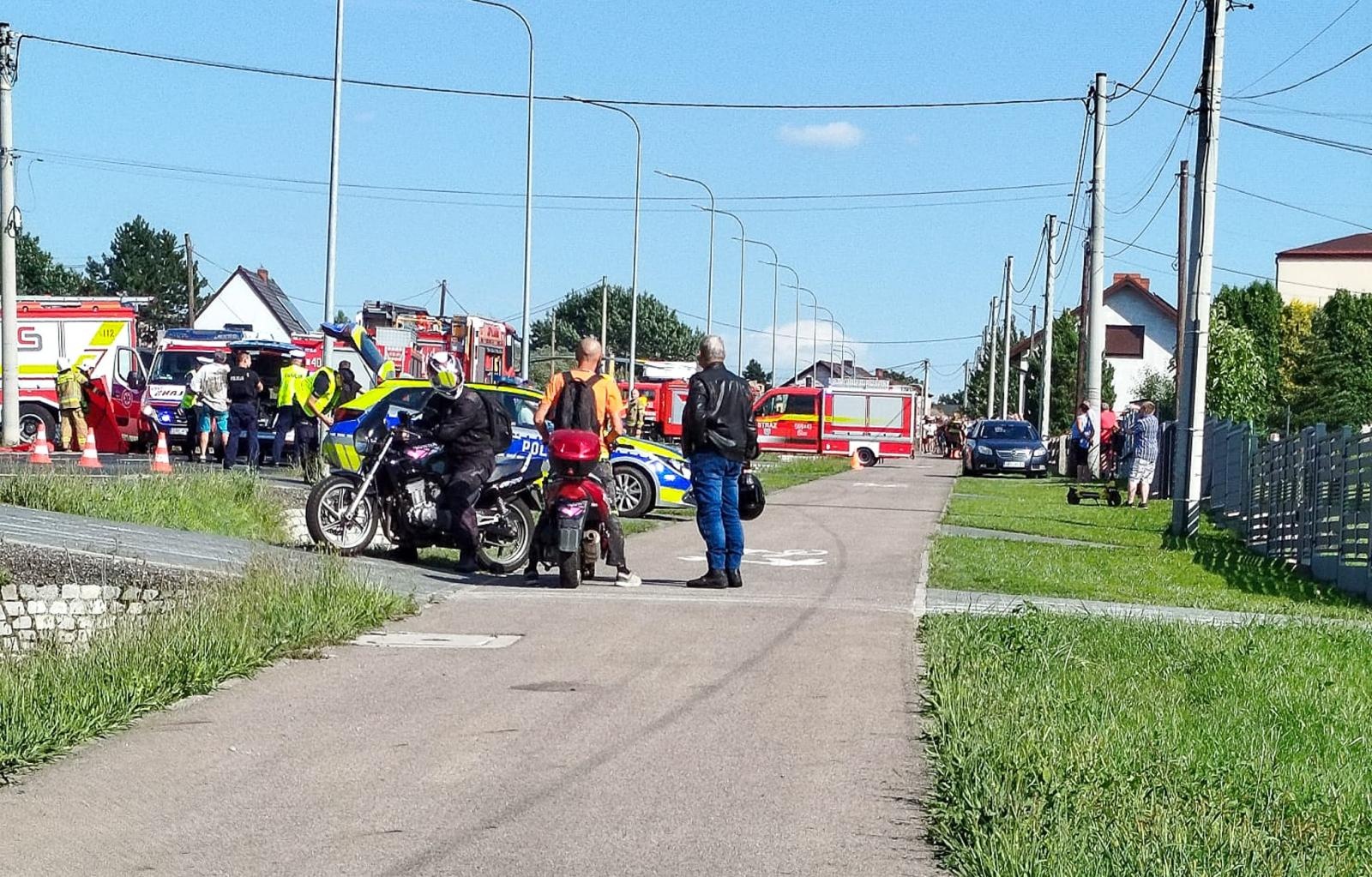 Zdjęcie w galerii na portalu naszraciborz.pl: Wypadek w Kornowacu. Pasażerka motocykla trafiła do szpitala śmigłowcem wiadomości z regionu