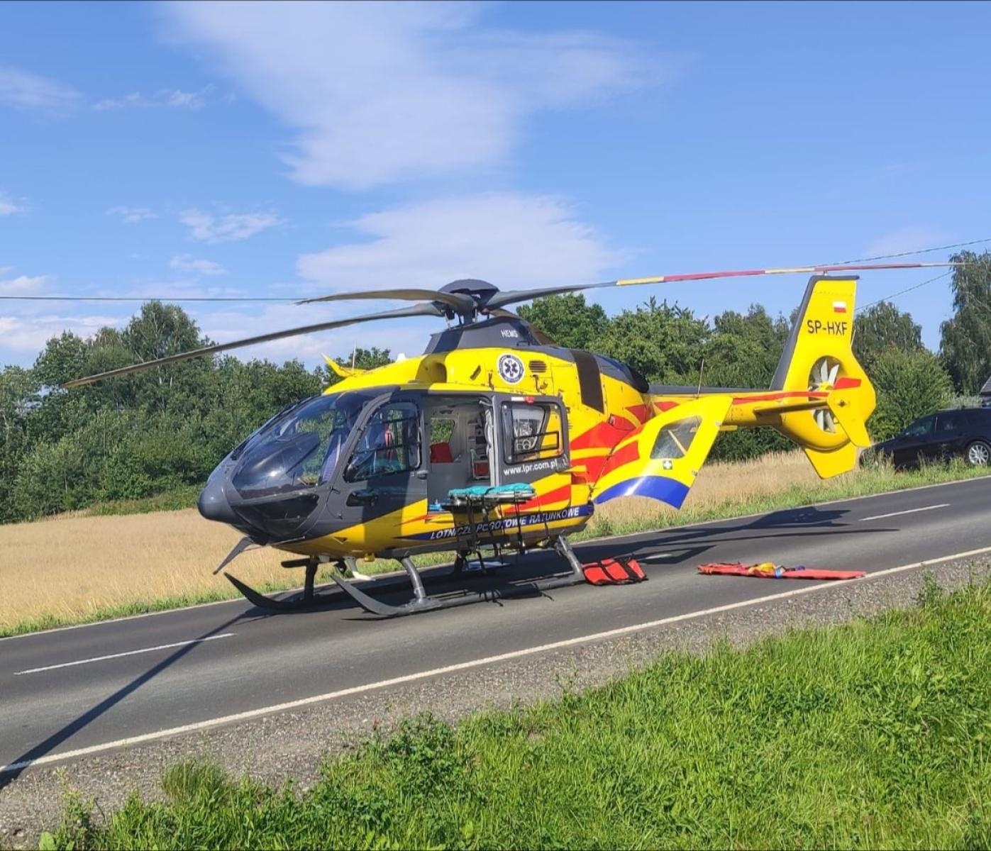Zdjęcie w galerii na portalu naszraciborz.pl: Wypadek w Kornowacu. Pasażerka motocykla trafiła do szpitala śmigłowcem wiadomości z regionu