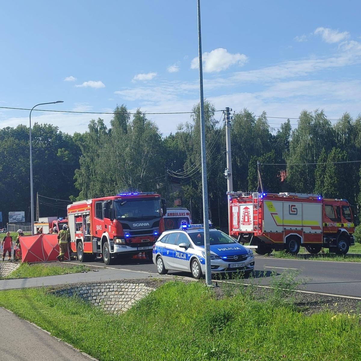 Zdjęcie w galerii na portalu naszraciborz.pl: Wypadek w Kornowacu. Pasażerka motocykla trafiła do szpitala śmigłowcem wiadomości z regionu
