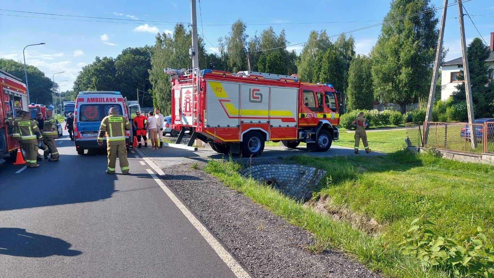 Zdjęcie w galerii na portalu naszraciborz.pl: Wypadek w Kornowacu. Pasażerka motocykla trafiła do szpitala śmigłowcem wiadomości z regionu