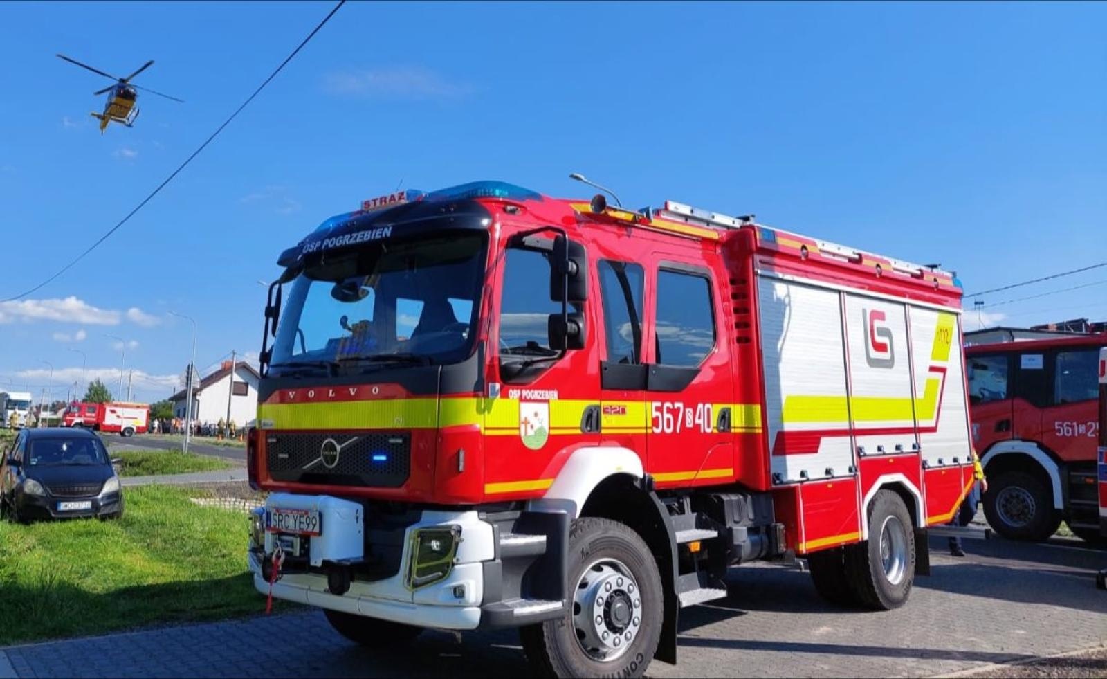 Zdjęcie w galerii na portalu naszraciborz.pl: Wypadek w Kornowacu. Pasażerka motocykla trafiła do szpitala śmigłowcem wiadomości z regionu