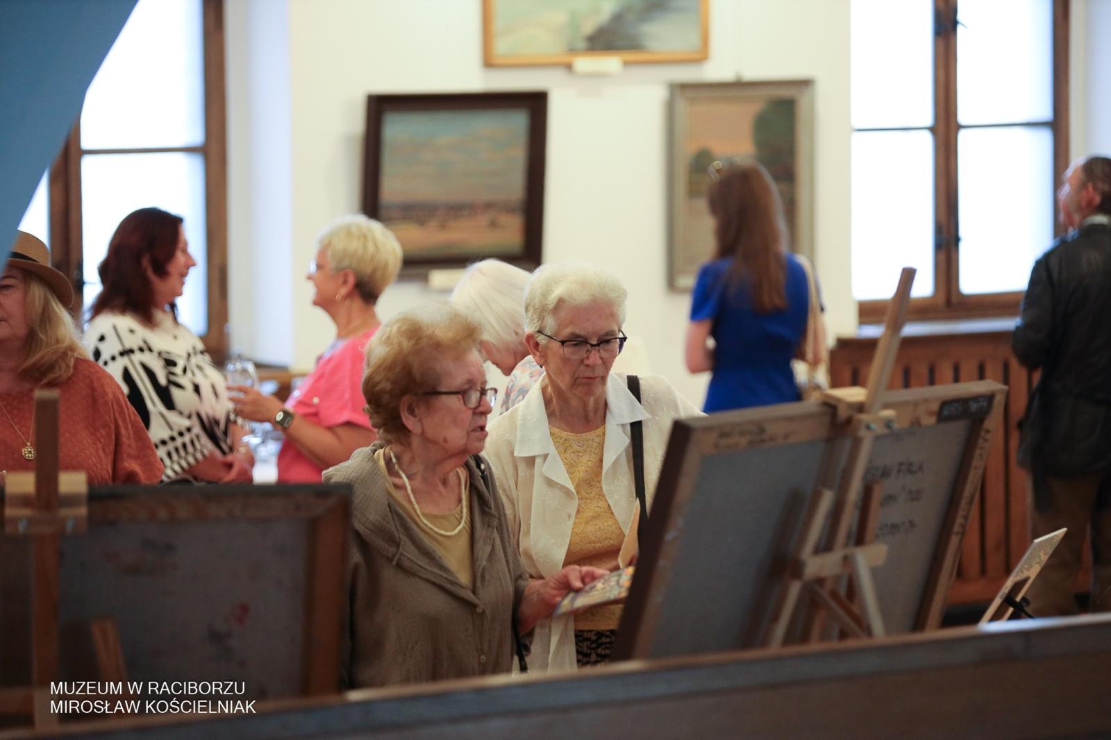 Zdjęcie w galerii na portalu naszraciborz.pl: Racibórz w oczach artystów – wernisaż Racibórz Malowany w muzealnych murach wiadomości z regionu