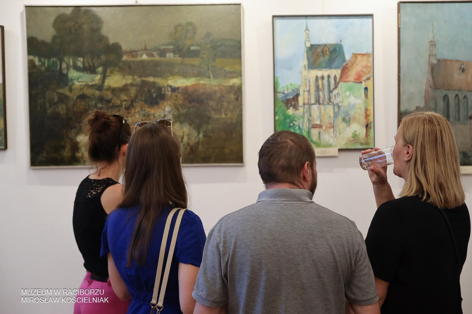 Zdjęcie w galerii na portalu naszraciborz.pl: Racibórz w oczach artystów – wernisaż Racibórz Malowany w muzealnych murach wiadomości z regionu