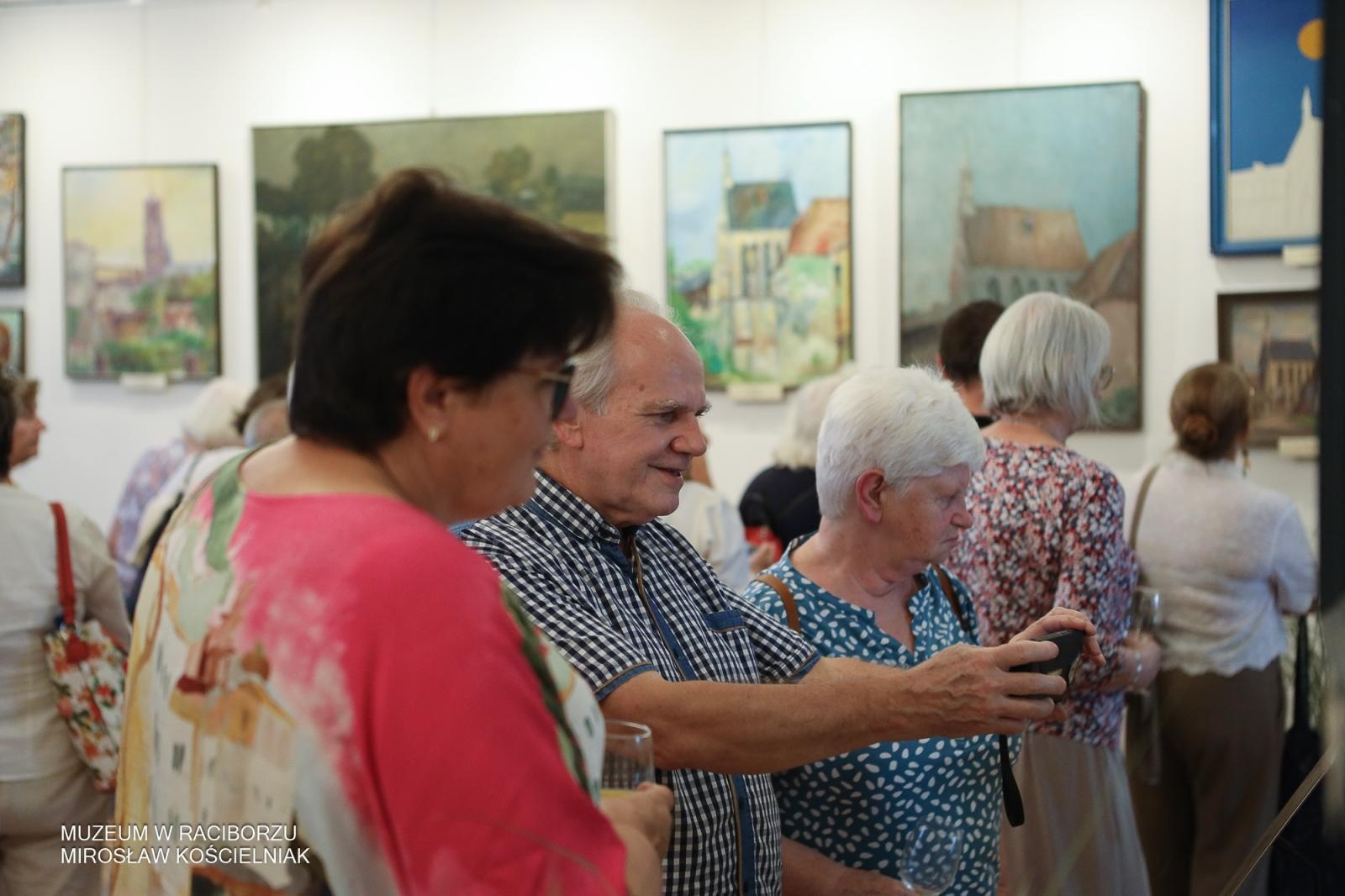 Zdjęcie w galerii na portalu naszraciborz.pl: Racibórz w oczach artystów – wernisaż Racibórz Malowany w muzealnych murach wiadomości z regionu