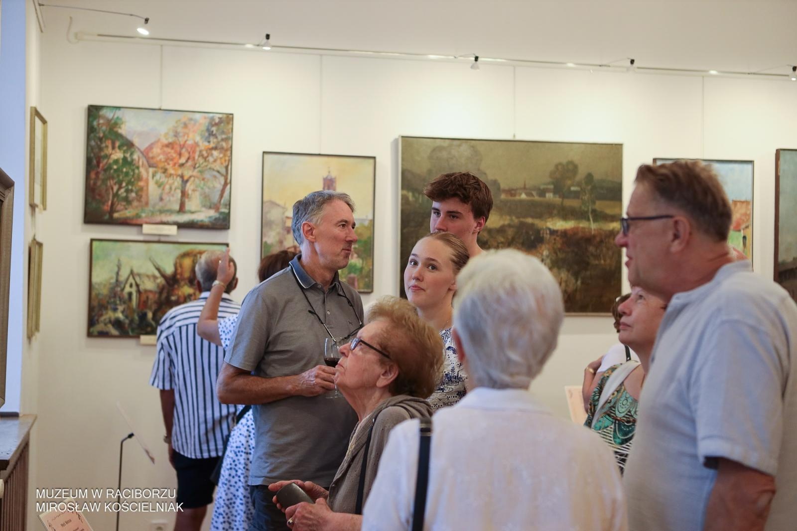 Zdjęcie w galerii na portalu naszraciborz.pl: Racibórz w oczach artystów – wernisaż Racibórz Malowany w muzealnych murach wiadomości z regionu