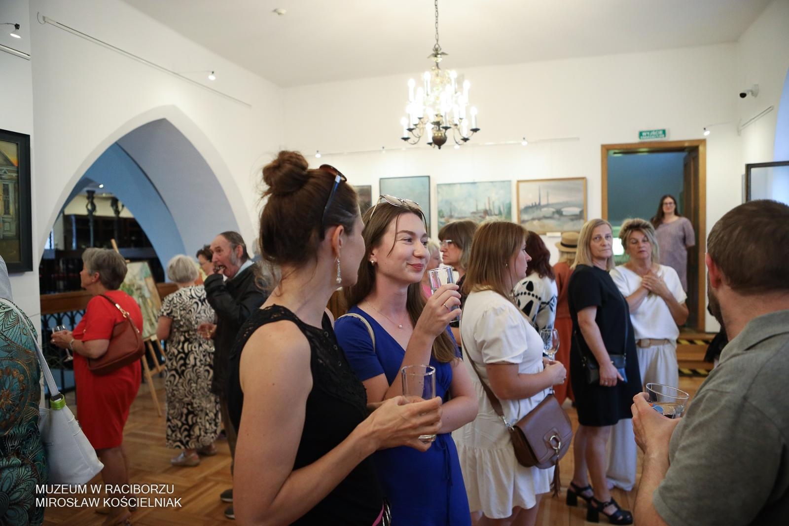 Zdjęcie w galerii na portalu naszraciborz.pl: Racibórz w oczach artystów – wernisaż Racibórz Malowany w muzealnych murach wiadomości z regionu