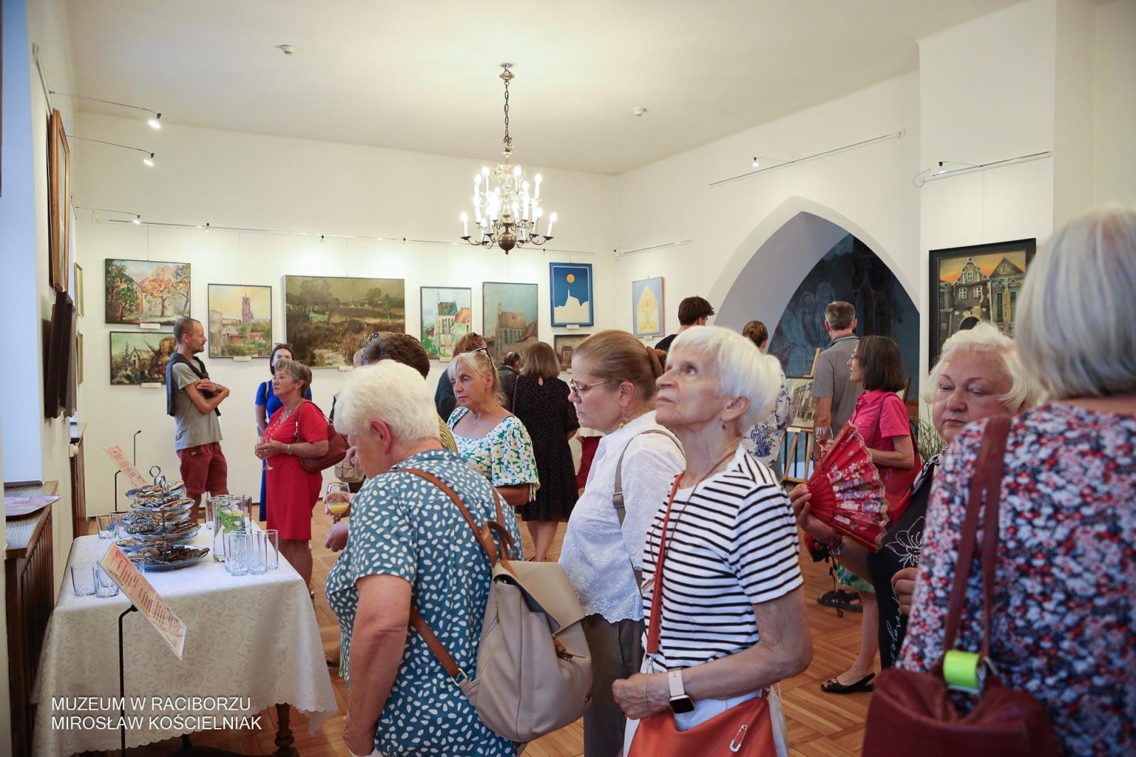 Zdjęcie w galerii na portalu naszraciborz.pl: Racibórz w oczach artystów – wernisaż Racibórz Malowany w muzealnych murach wiadomości z regionu