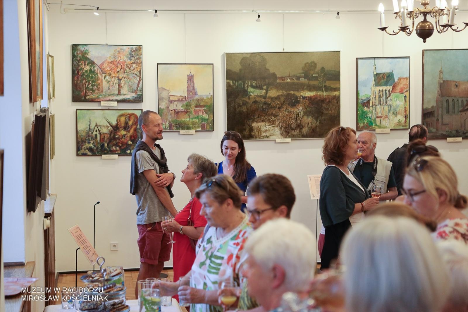 Zdjęcie w galerii na portalu naszraciborz.pl: Racibórz w oczach artystów – wernisaż Racibórz Malowany w muzealnych murach wiadomości z regionu