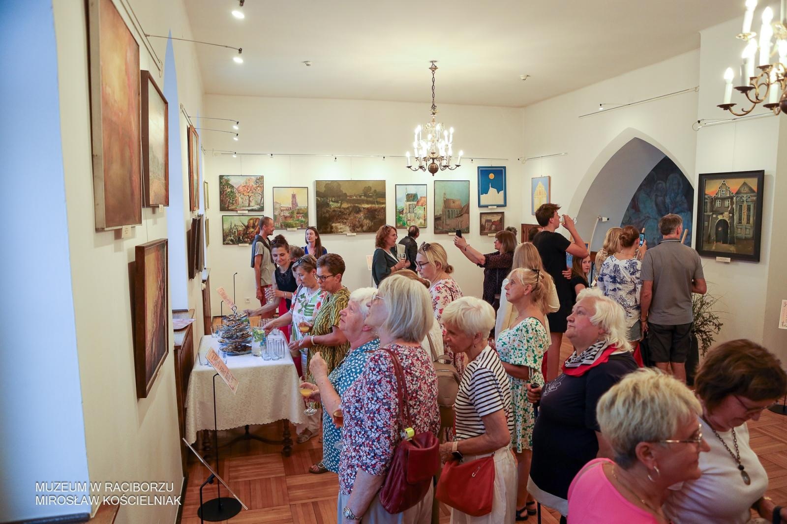 Zdjęcie w galerii na portalu naszraciborz.pl: Racibórz w oczach artystów – wernisaż Racibórz Malowany w muzealnych murach wiadomości z regionu