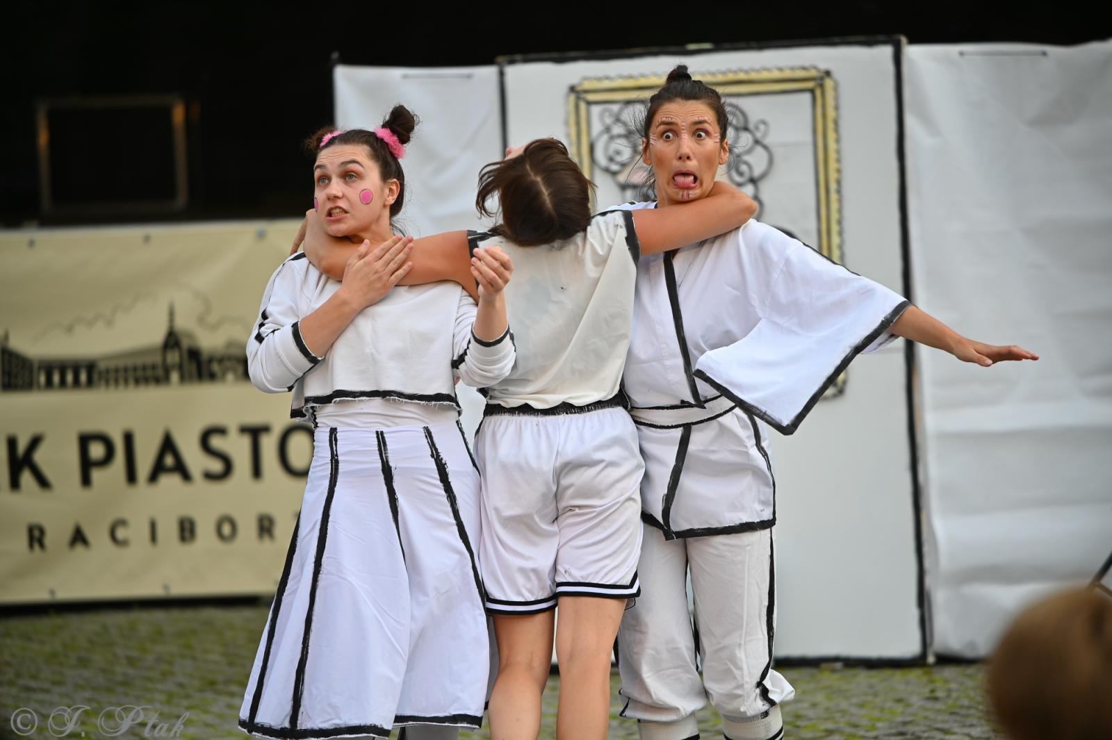 Zdjęcie w galerii na portalu naszraciborz.pl: Magia, rywalizacja i siostrzana więź – Teatr Formalina na dziedzińcu Zamku Piastowskiego wiadomości z regionu