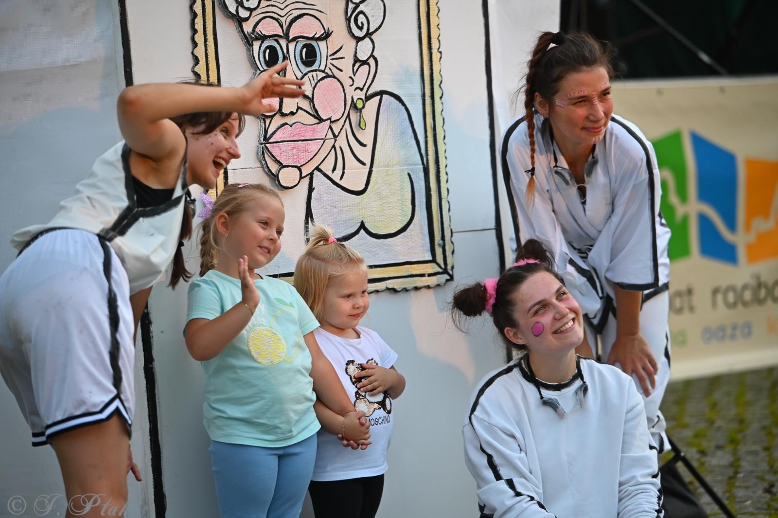 Zdjęcie w galerii na portalu naszraciborz.pl: Magia, rywalizacja i siostrzana więź – Teatr Formalina na dziedzińcu Zamku Piastowskiego wiadomości z regionu