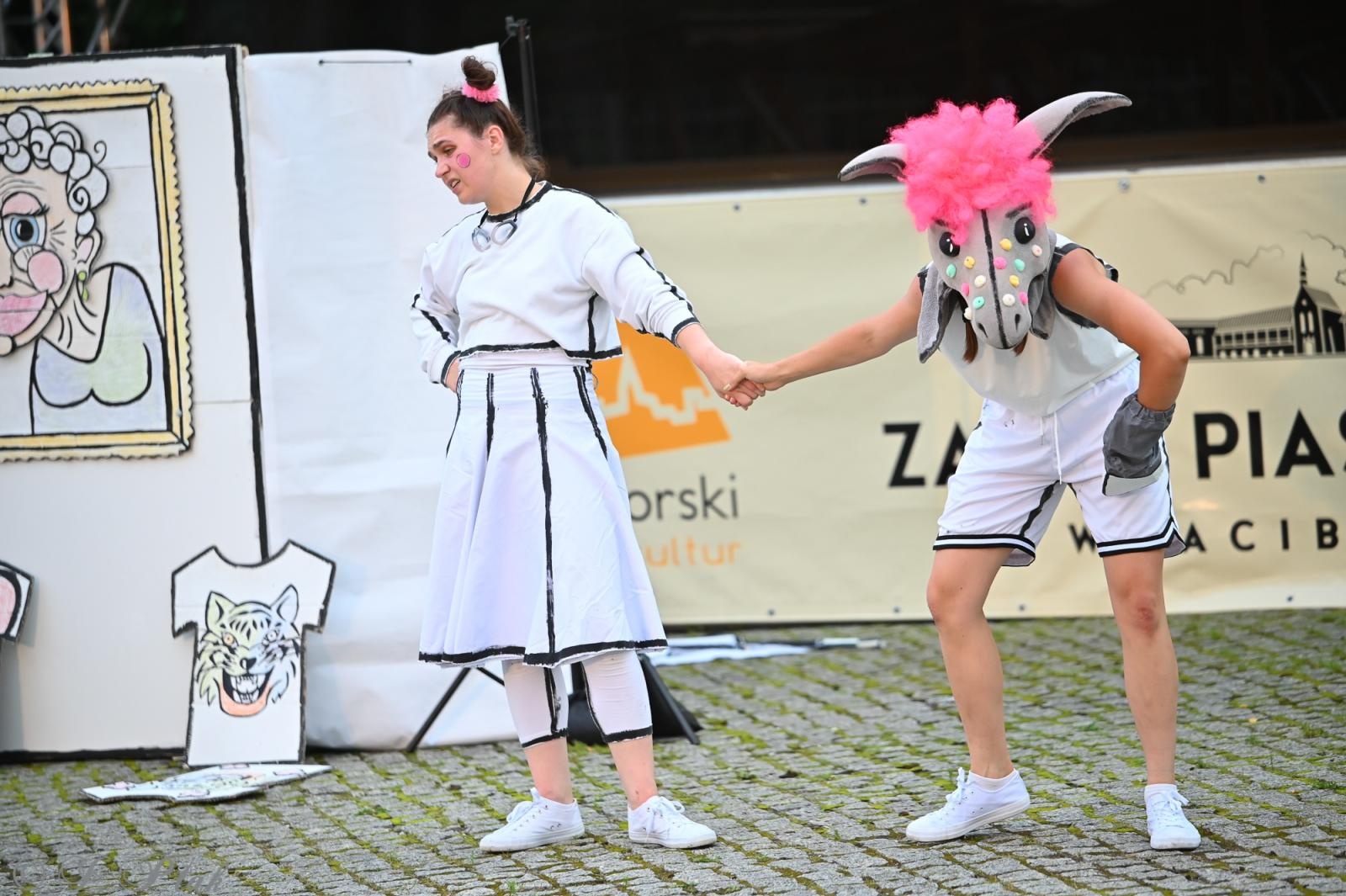 Zdjęcie w galerii na portalu naszraciborz.pl: Magia, rywalizacja i siostrzana więź – Teatr Formalina na dziedzińcu Zamku Piastowskiego wiadomości z regionu