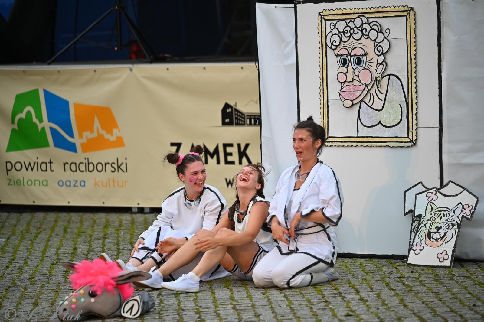 Zdjęcie w galerii na portalu naszraciborz.pl: Magia, rywalizacja i siostrzana więź – Teatr Formalina na dziedzińcu Zamku Piastowskiego wiadomości z regionu