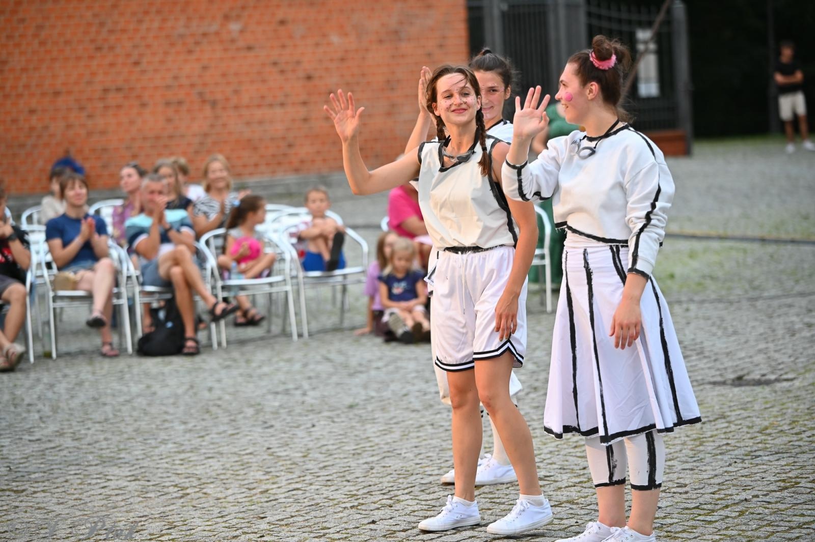 Zdjęcie w galerii na portalu naszraciborz.pl: Magia, rywalizacja i siostrzana więź – Teatr Formalina na dziedzińcu Zamku Piastowskiego wiadomości z regionu