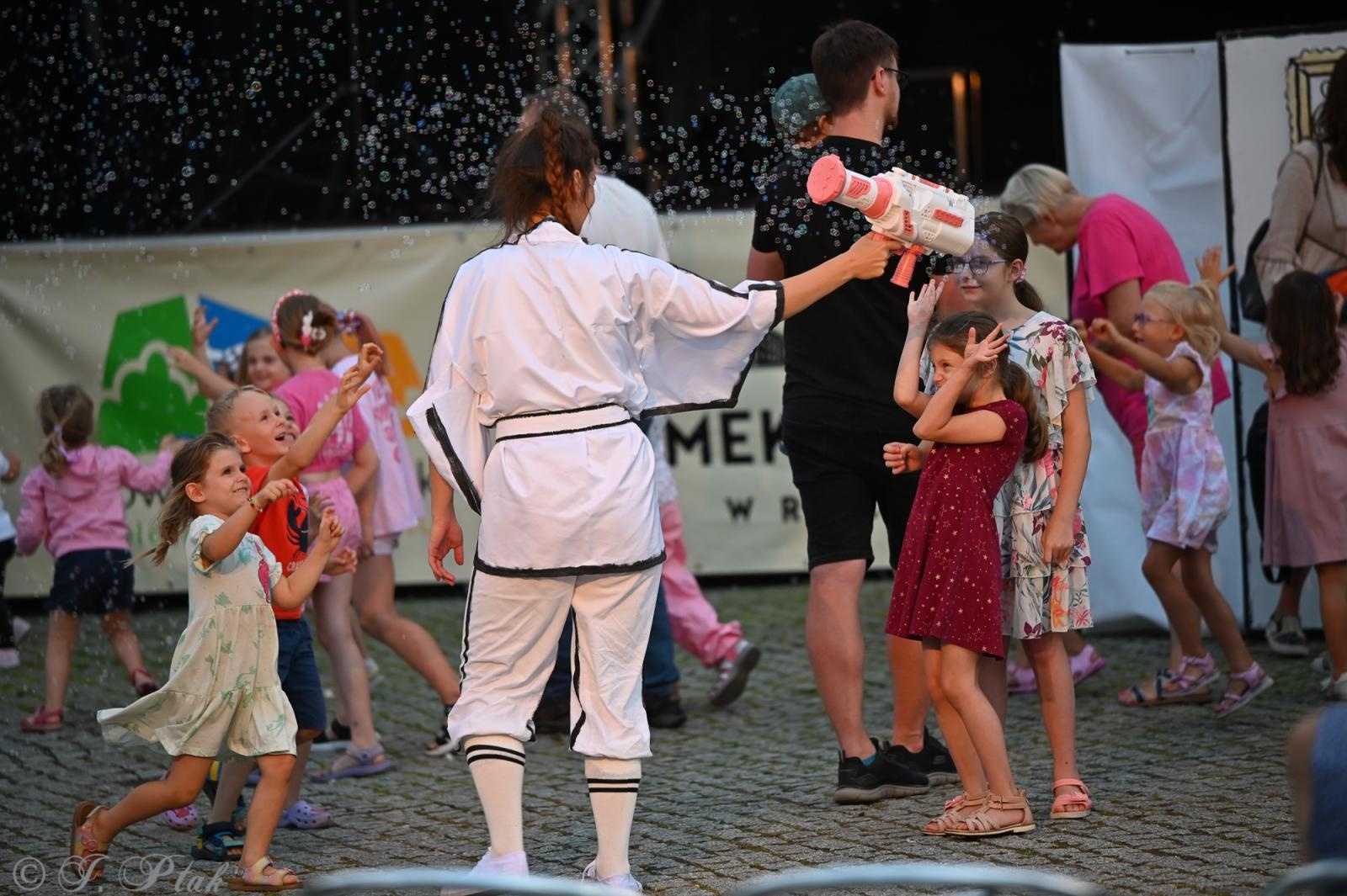 Zdjęcie w galerii na portalu naszraciborz.pl: Magia, rywalizacja i siostrzana więź – Teatr Formalina na dziedzińcu Zamku Piastowskiego wiadomości z regionu