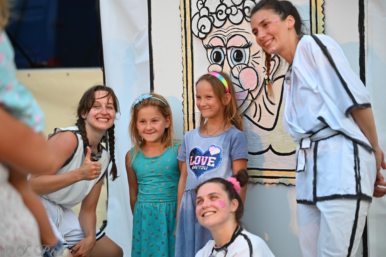 Zdjęcie w galerii na portalu naszraciborz.pl: Magia, rywalizacja i siostrzana więź – Teatr Formalina na dziedzińcu Zamku Piastowskiego wiadomości z regionu