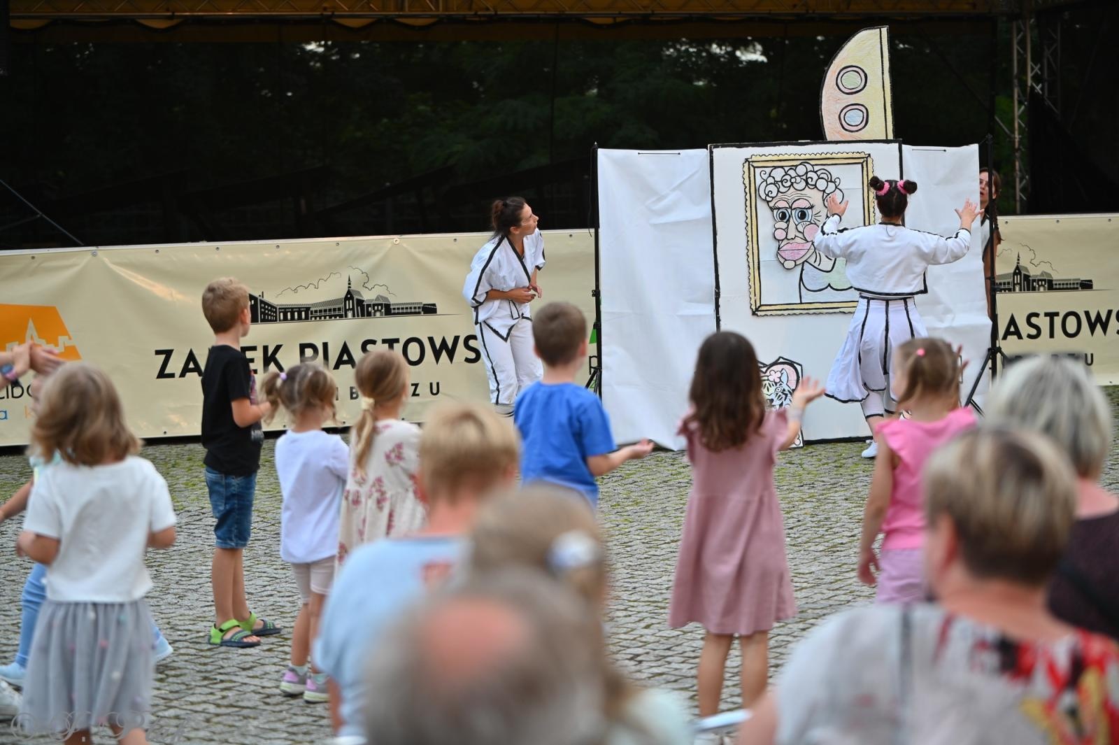 Zdjęcie w galerii na portalu naszraciborz.pl: Magia, rywalizacja i siostrzana więź – Teatr Formalina na dziedzińcu Zamku Piastowskiego wiadomości z regionu