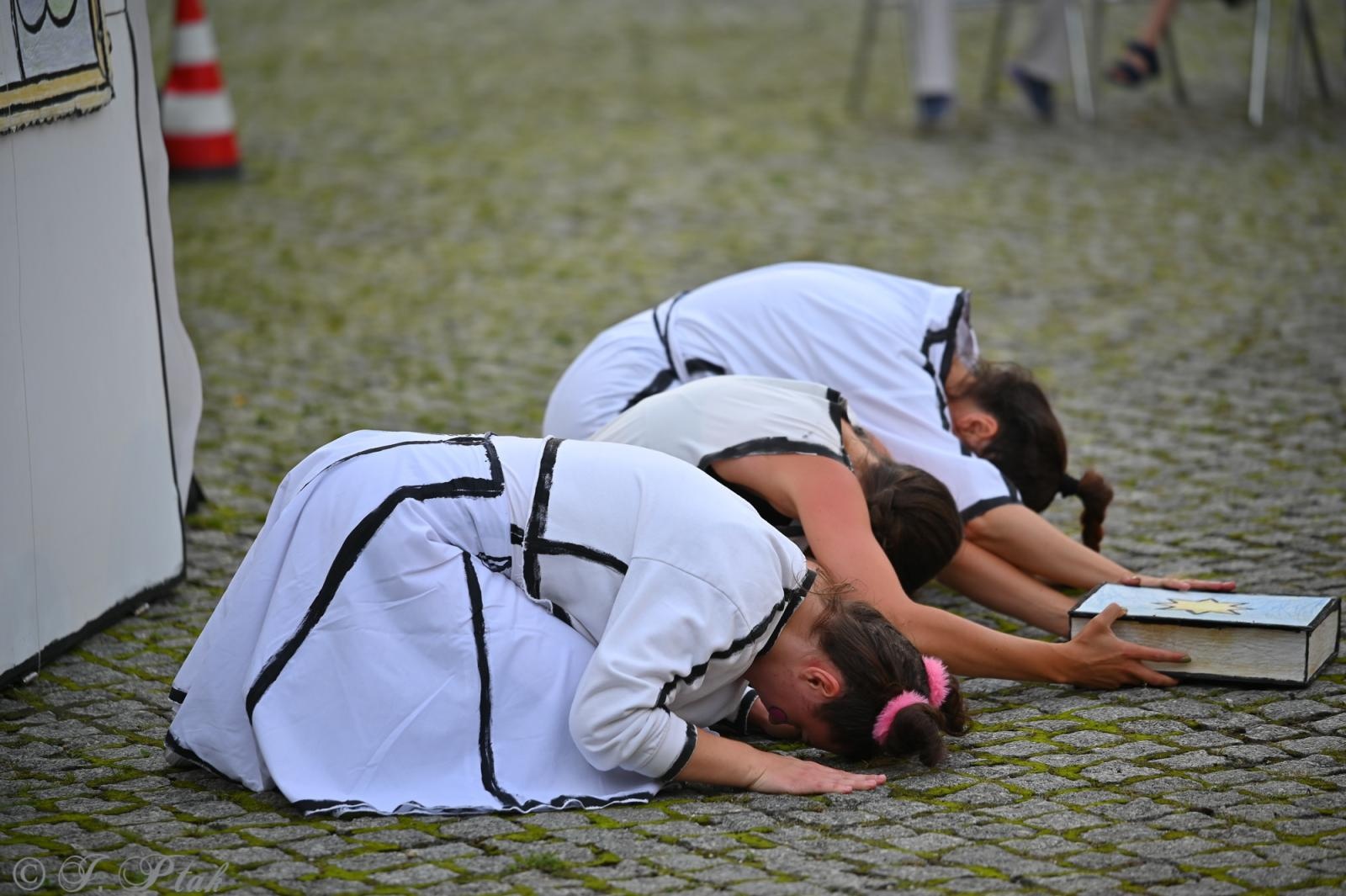 Zdjęcie w galerii na portalu naszraciborz.pl: Magia, rywalizacja i siostrzana więź – Teatr Formalina na dziedzińcu Zamku Piastowskiego wiadomości z regionu