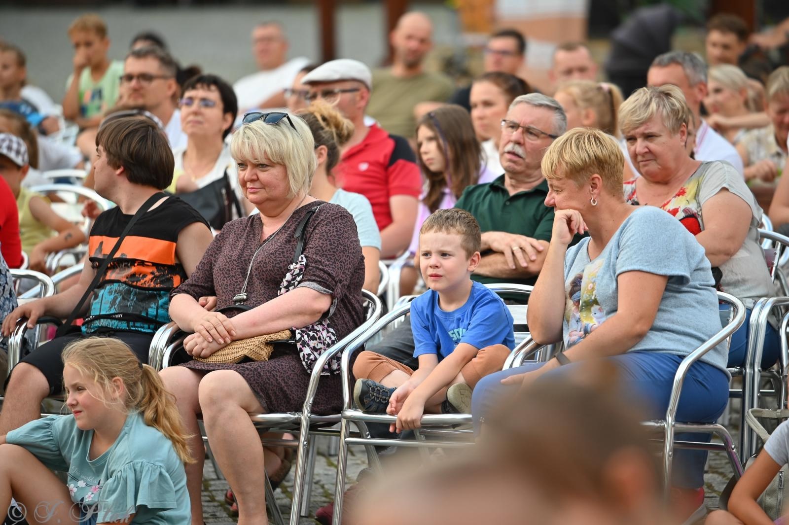 Zdjęcie w galerii na portalu naszraciborz.pl: Magia, rywalizacja i siostrzana więź – Teatr Formalina na dziedzińcu Zamku Piastowskiego wiadomości z regionu