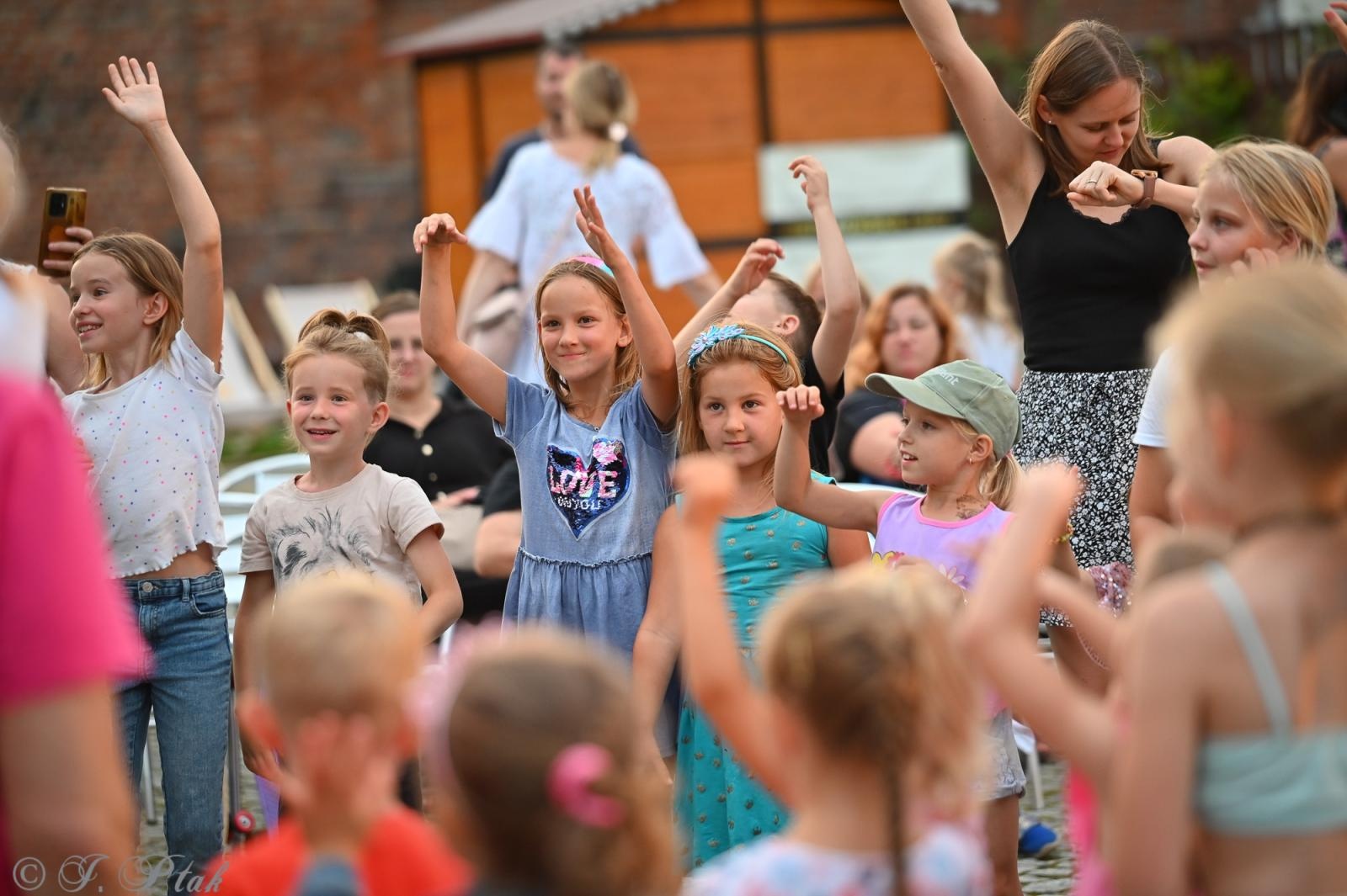 Zdjęcie w galerii na portalu naszraciborz.pl: Magia, rywalizacja i siostrzana więź – Teatr Formalina na dziedzińcu Zamku Piastowskiego wiadomości z regionu