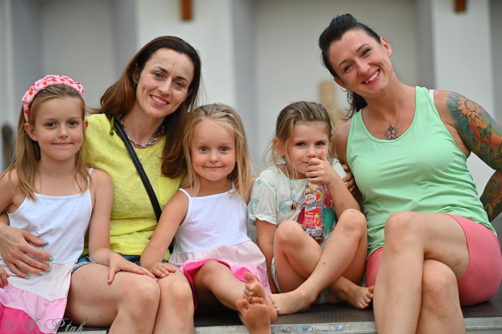 Zdjęcie w galerii na portalu naszraciborz.pl: Magia, rywalizacja i siostrzana więź – Teatr Formalina na dziedzińcu Zamku Piastowskiego wiadomości z regionu