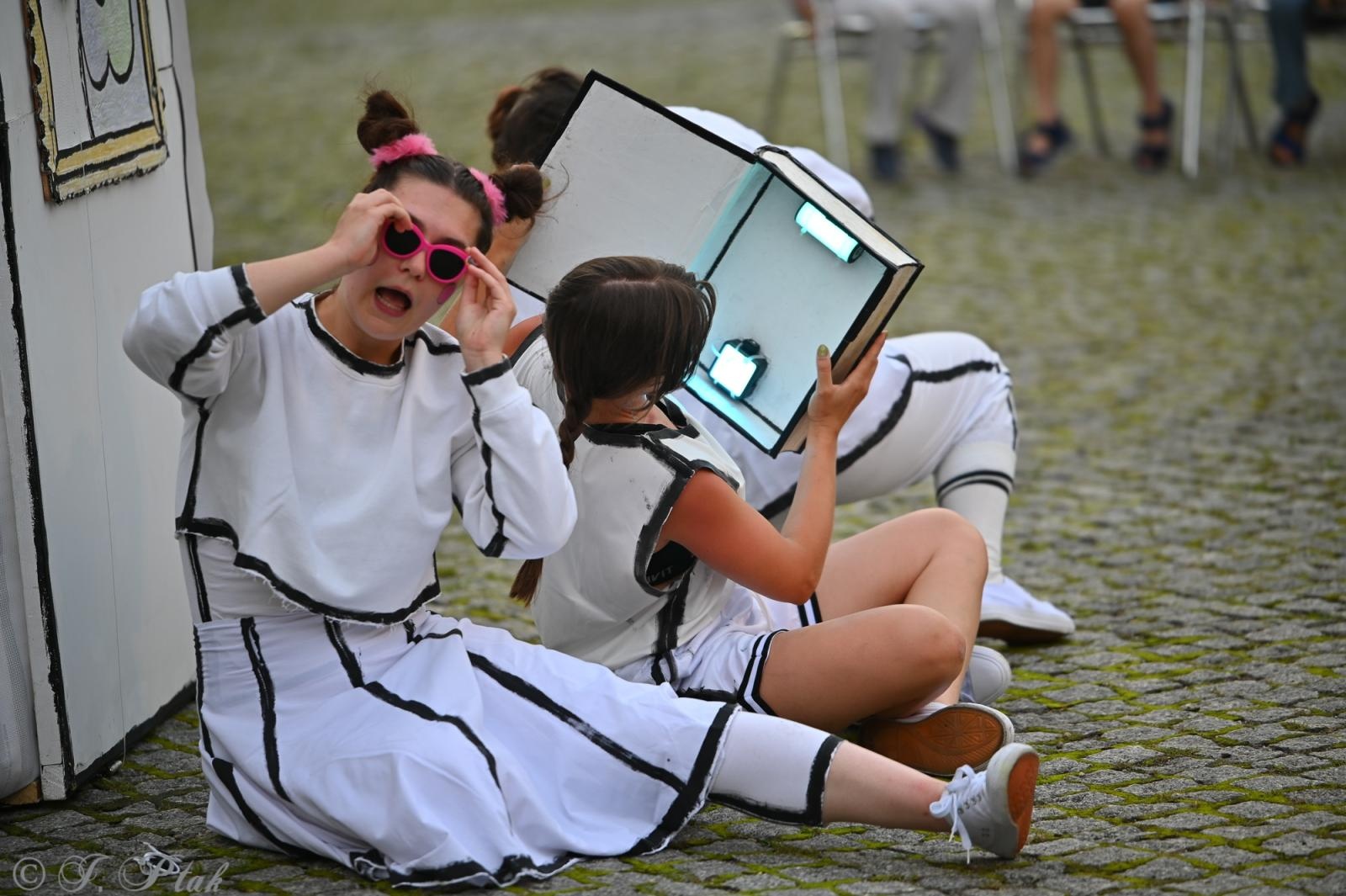 Zdjęcie w galerii na portalu naszraciborz.pl: Magia, rywalizacja i siostrzana więź – Teatr Formalina na dziedzińcu Zamku Piastowskiego wiadomości z regionu