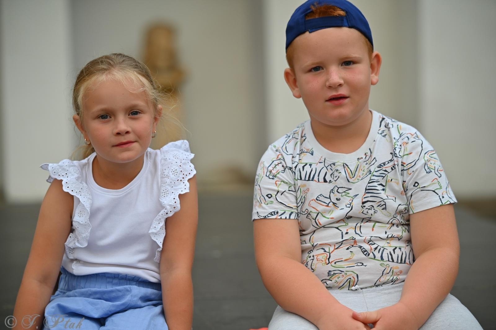 Zdjęcie w galerii na portalu naszraciborz.pl: Magia, rywalizacja i siostrzana więź – Teatr Formalina na dziedzińcu Zamku Piastowskiego wiadomości z regionu