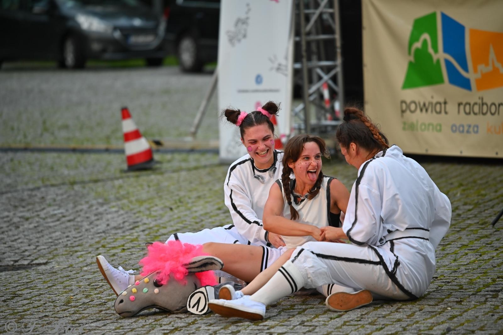 Zdjęcie w galerii na portalu naszraciborz.pl: Magia, rywalizacja i siostrzana więź – Teatr Formalina na dziedzińcu Zamku Piastowskiego wiadomości z regionu