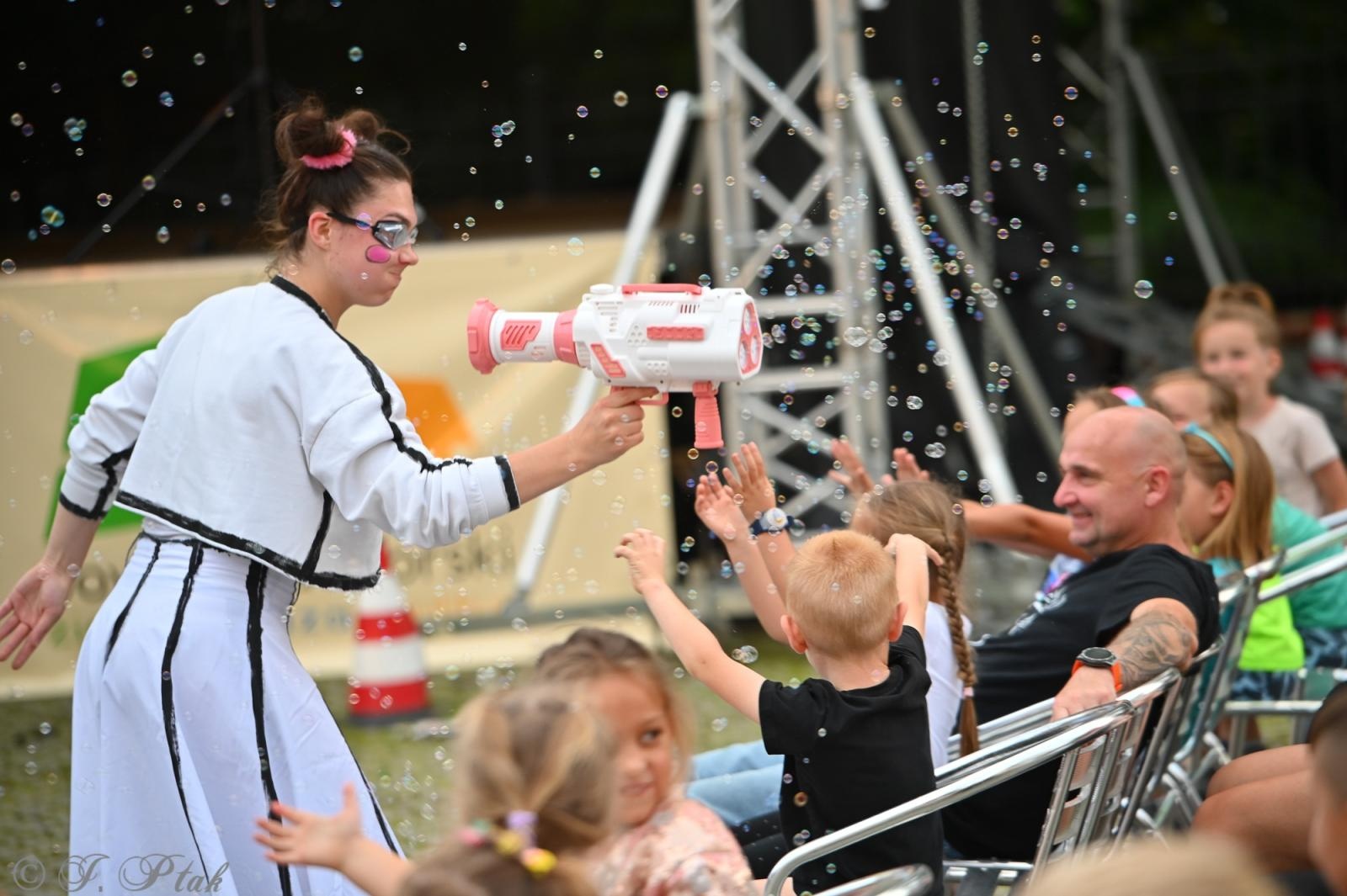 Zdjęcie w galerii na portalu naszraciborz.pl: Magia, rywalizacja i siostrzana więź – Teatr Formalina na dziedzińcu Zamku Piastowskiego wiadomości z regionu